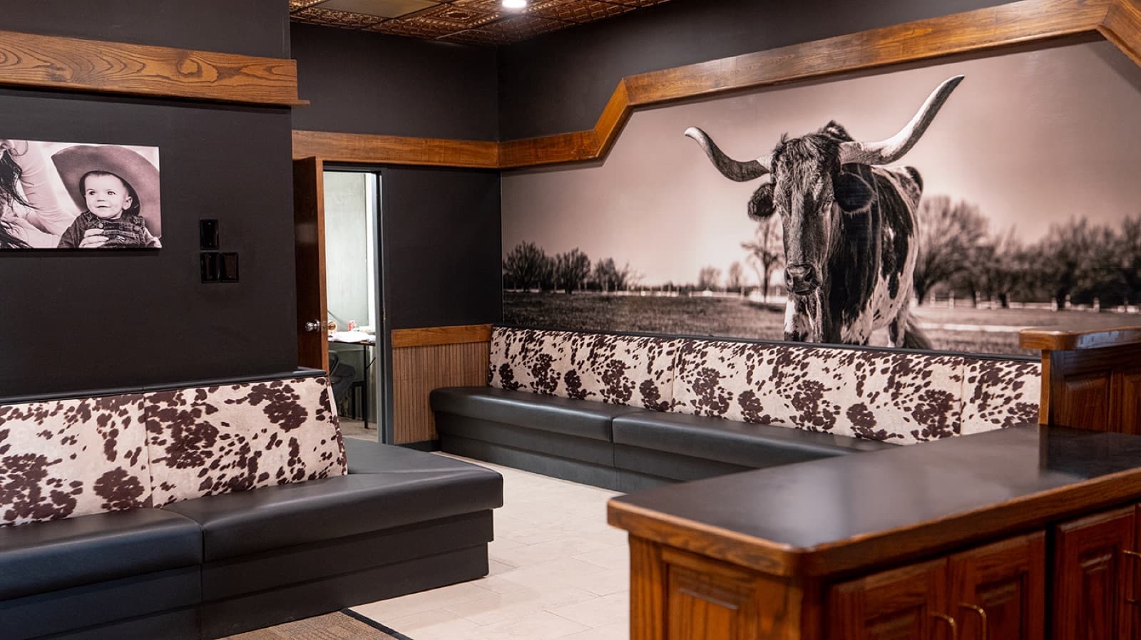 The lounge at Billy Bob's with cowhide banquettes and the longhorn mural
